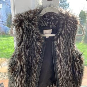 Hinge faux fur vest